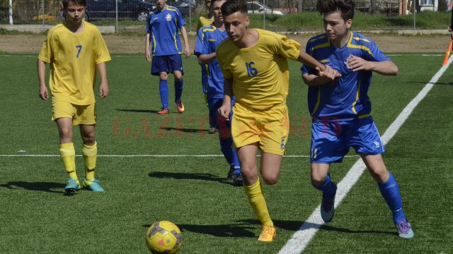 Juniorii B de la CSS (în galben) i-au răzbunat pe colegii mai mari (Foto: Alexandru Vîrtosu) 