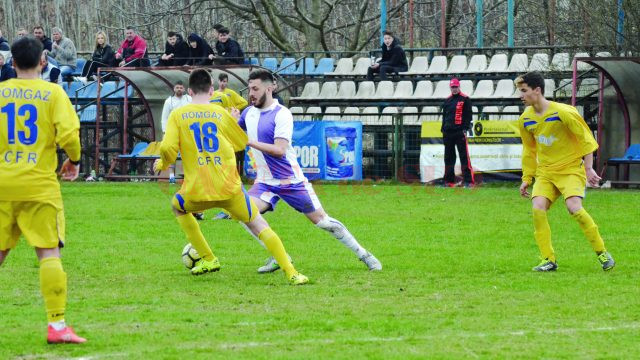 Mihai Firan (alb-violet) a fost unul dintre cei mai buni jucători de pe teren (Foto: Alexandru Vîrtosu)