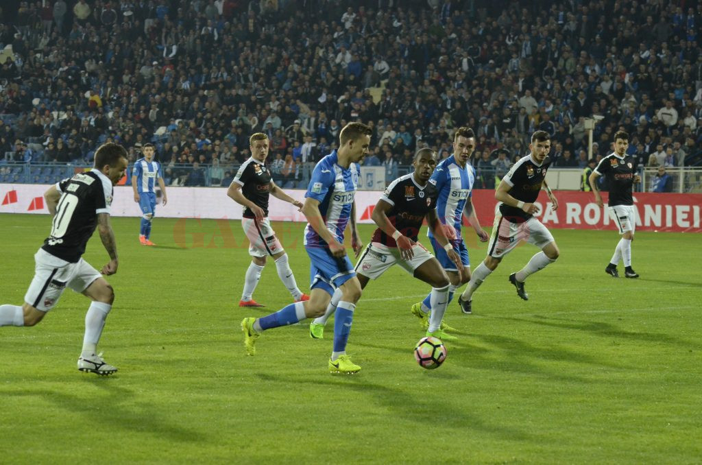 Nicuşor Bancu (la minge) a fost unul dintre cei mai buni jucători ai Craiovei în meciul cu Dinamo (Foto: ALexandru Vîrtosu)
