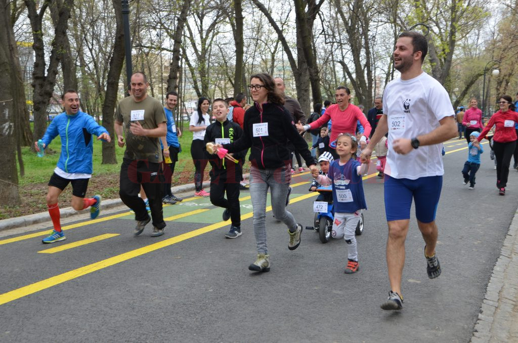 Părinții și copiii au alergat împreună în cursa Family