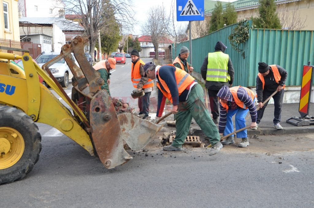 Pentru repararea străzilor din Craiova, primăria a prevăzut în 2017 o sumă mai mică decât anul trecut