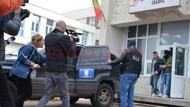 Ofițerii anticorupție au descins ieri-dimineață la Centrul de Transfuzie Sanguină Craiova (Foto: Anca Dumitraşcu)