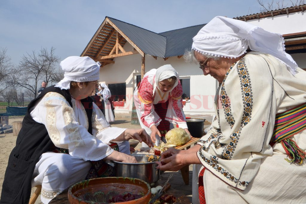 Gospodinele, îmbrăcate în costume tradiţionale, au pregătit bucatele după retete vechi (Foto: Bogdan Grosu)