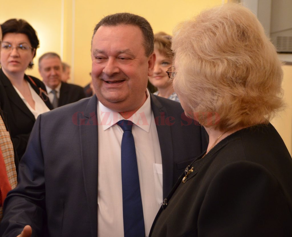 Noul prefect de Dolj, Dan Purcărescu, la sesiunea de pupături şi strângeri de mână de după învestitură