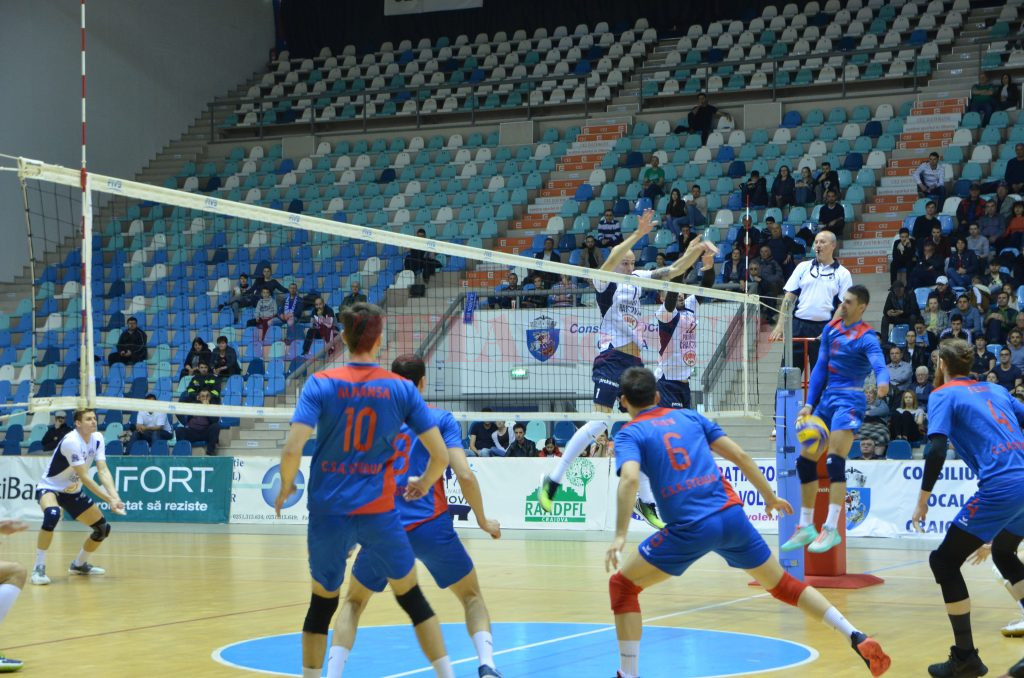 Voleibaliștii craioveni (în alb) au trecut peste primele două eșecuri din play-off și au obținut o victorie categorică cu Steaua