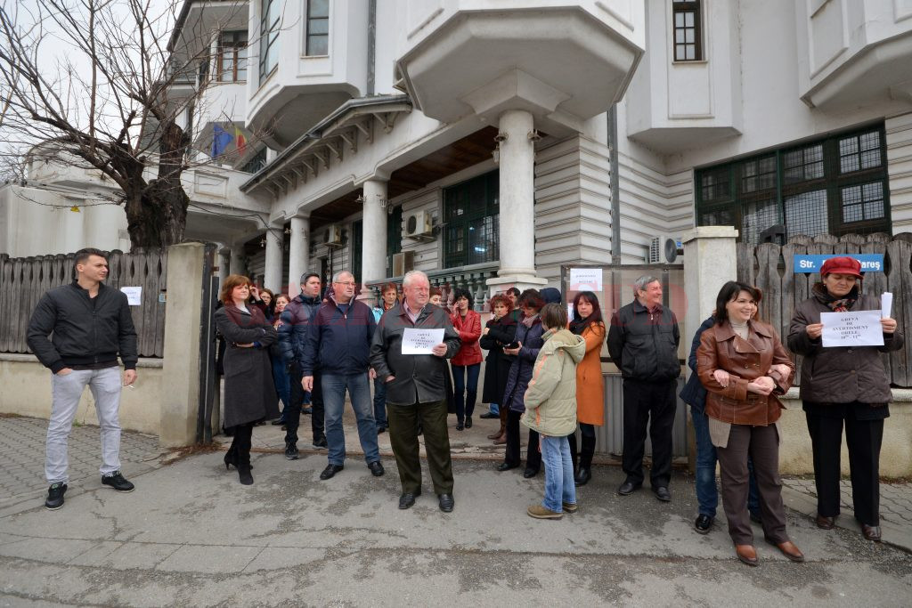 Timp de două ore, angajaţii APM Dolj au fost în grevă de avertisment (Foto: Bogdan Grosu)