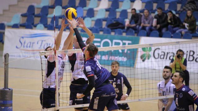 Jucătorii craioveni (în tricou alb) au condus cu 2-0, dar au pierdut cu 3-2 partida cu Arcada Galaţi (foto: Lucian Anghel)