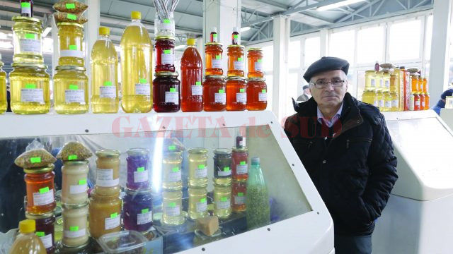 Barbu Teofil, producător de miere din Murgaşi, spune că, pe lângă faptul că mulţi nu cunosc calităţile mierii, şi aspectul financiar este unul extrem de important pentru cumpărători (Foto: Lucian Anghel)
