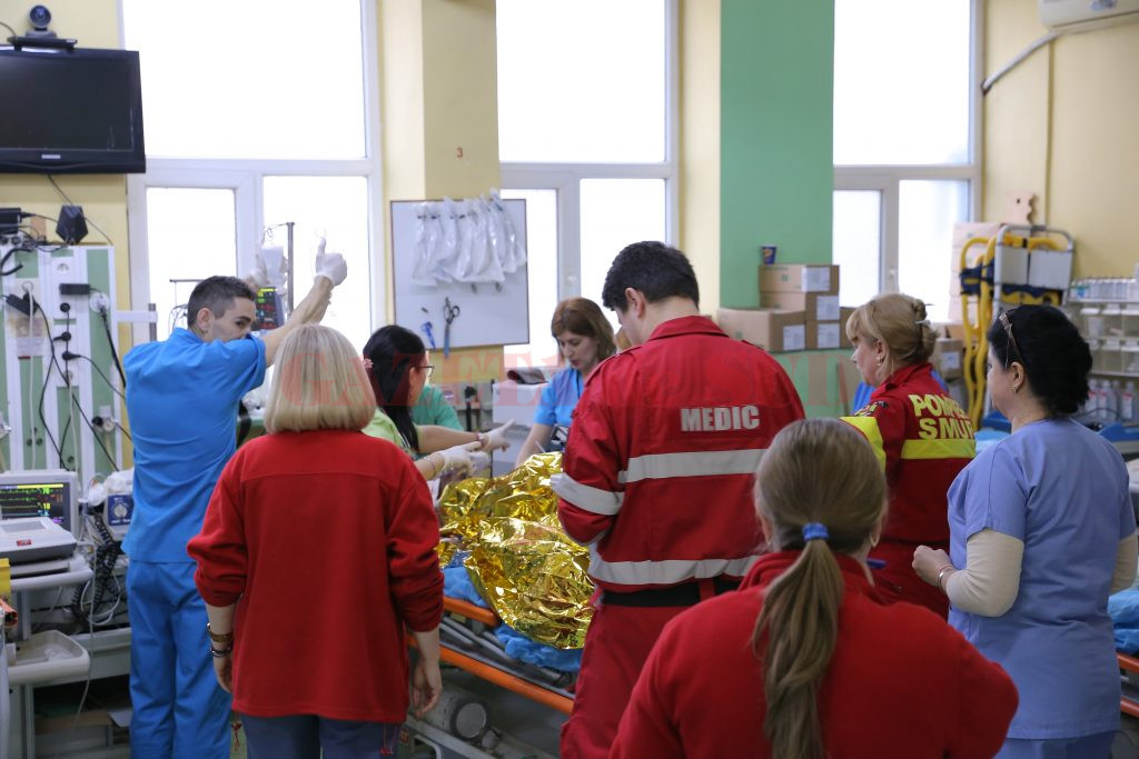 Tânăra a ajuns la SJU Craiova alături de tatăl concubinului său (Foto: Lucian Anghel)