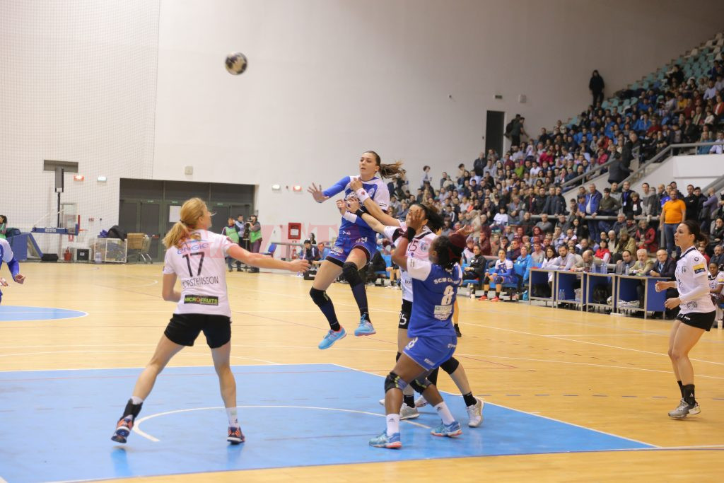 Jucătoarele de la SCM Craiova (în albastru) au pierdut doar un meci în retur pe teren propriu, cu CSM Bucureşti (Foto: Arhiva GdS)