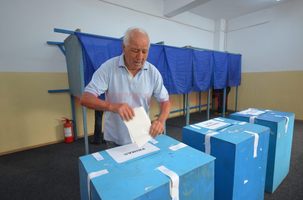 Om cu buletin de vot primar (Foto: Arhiva GdS)