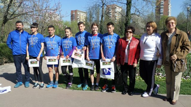 Studenții care au urcat pe podium, alături de Marilena Stroe (dreapta)