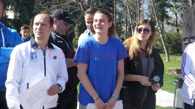 Studenta Daria Niță (în tricou albastru) își aniversează azi ziua de naștere, iar toți cei prezenți la competiție i-au cântat ”La mulți ani”