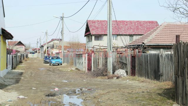 De când primăria a decis să denumească un drum care aparținea înainte de strada Fermierului, oamenii care locuiesc acum pe Aleea Agricultorilor spun că nu mai pot fi găsiţi de instituții și furnizorii de utilități (Foto: Lucian Anghel)