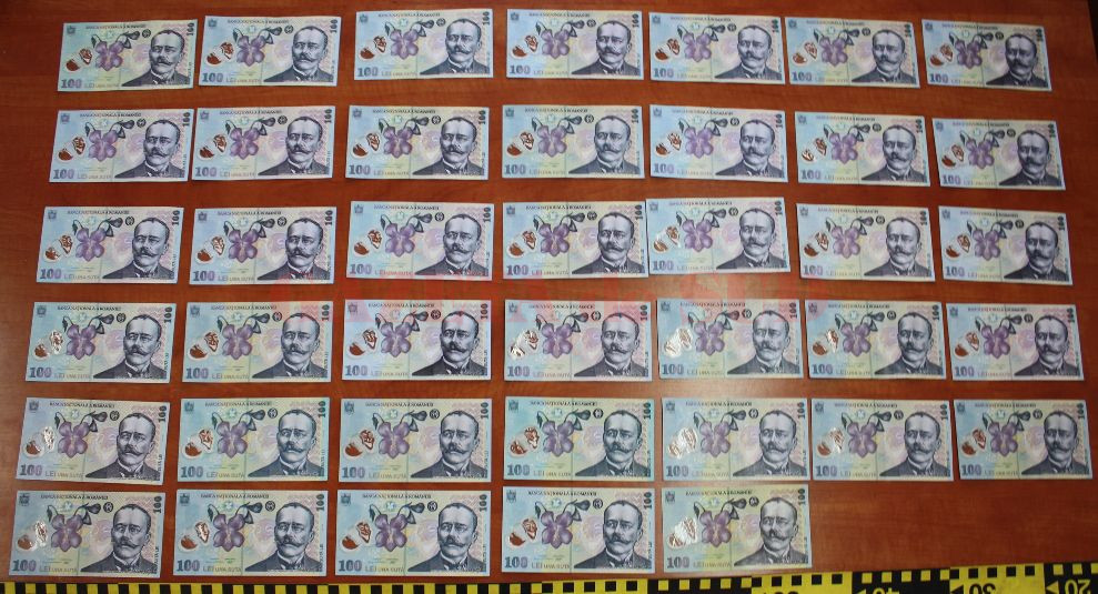 Polițiștii au ridicat în urma perchezițiilor 140 de bancnote falsificate de 100 de lei, dar și alte 41 de bancnote false de 50 de lei