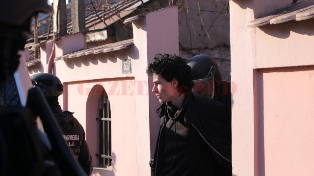 Elevul craiovean a fost ridicat de anchetatori pe 8 decembrie 2016, la un an după ce fusese acuzat de promovarea propagandei grupării teroriste Stat Islamic (Foto: arhiva GdS)