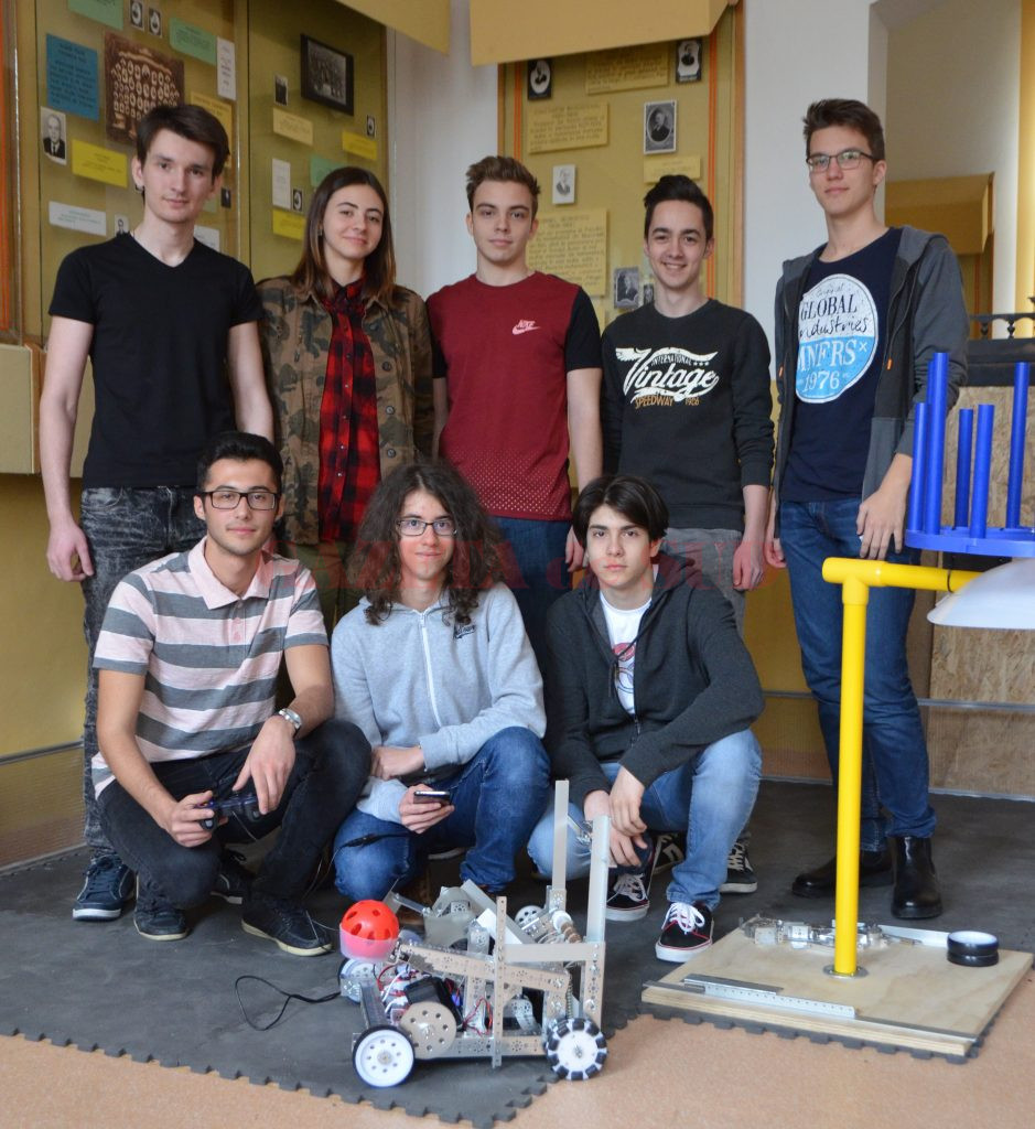 O parte din echipa de elevi de la Colegiul Național „Frații Buzești“ care va participa la Concursul Național de Robotică