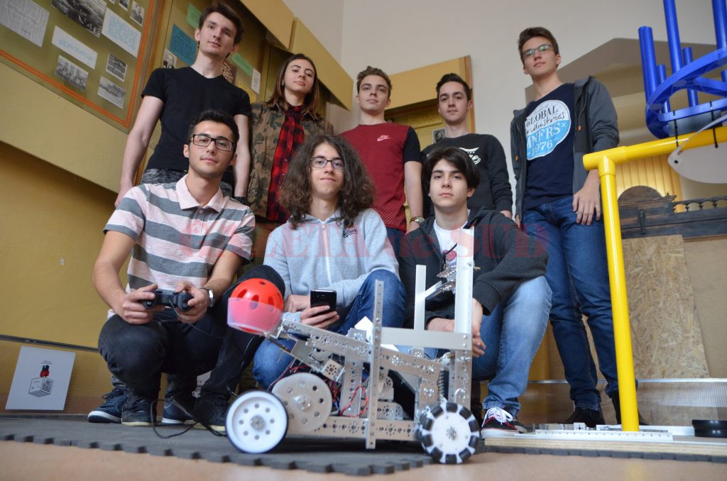 Cei 12 elevi ai Colegiului „Frații Buzești“ care au participat la Concursul Național de Robotică s-au calificat pentru finala care va avea loc în Statele Unite ale Americii