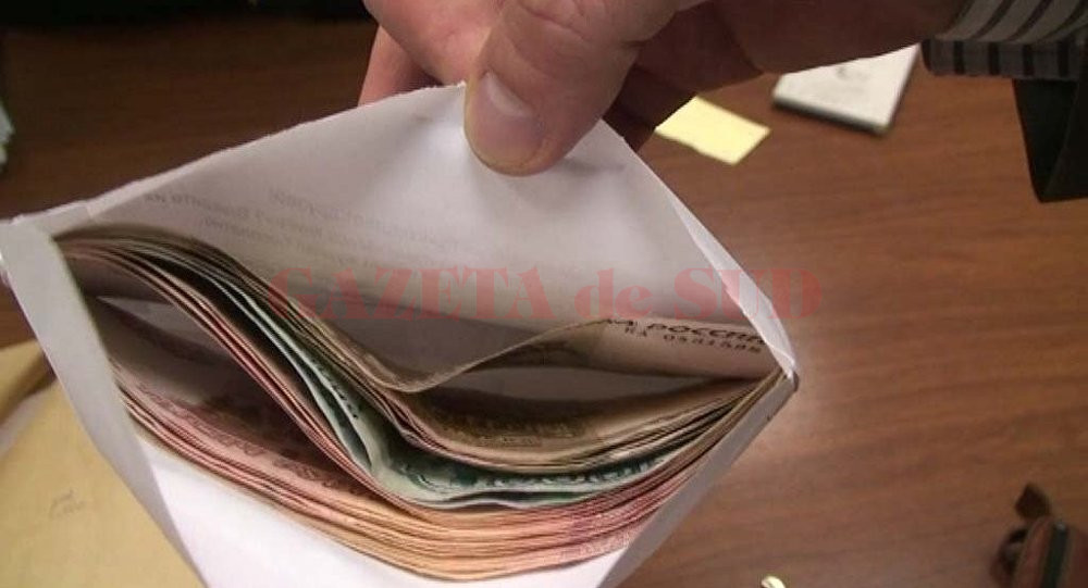 Inginerul de la Compania de Apă Oltenia a fost acuzat că a cerut și primit 1.000 de euro drept mită pentru eliberarea unui aviz.