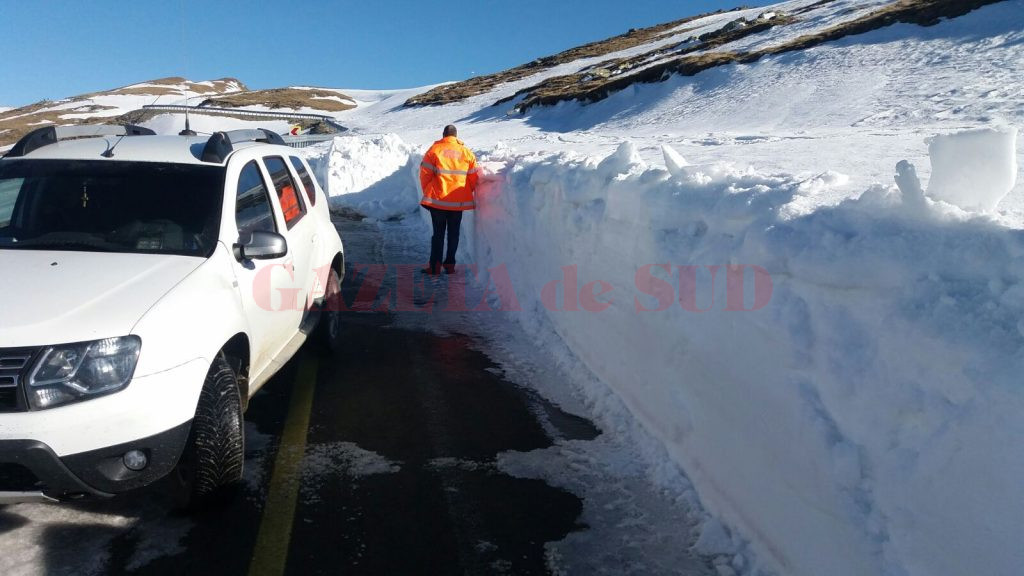 Multă zăpadă se află în curbe (Foto: Eugen Măruţă)