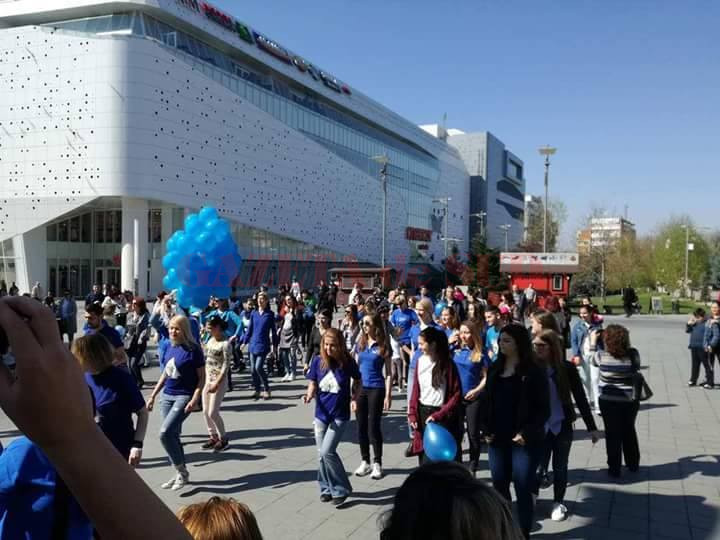 ANCAAR, filiala Craiova, a organizat în Piaţa „Mihai Viteazul“ evenimentul de conştientizare „Arată că îţi pasă! Fii albastru pentru Autism!“ (Foto: Bogdan Grosu)
