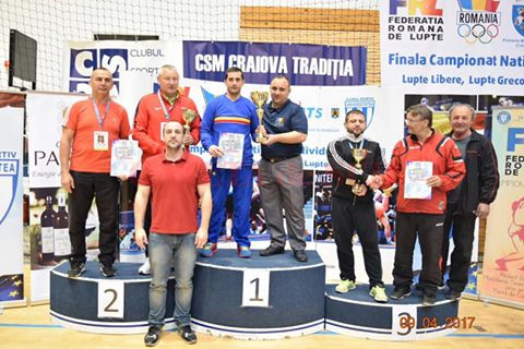 Antrenorii Marius și Aurel Cimpoeru (foto centru) au fost premiați pentru rezultatele obținute de sportivii de la CS Universitatea, aflați pe primul loc în clasamentul cluburilor