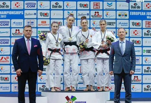 Monica Ungureanu ( a doua din dreapta) a urcat pe podiumul de premiere la Europene