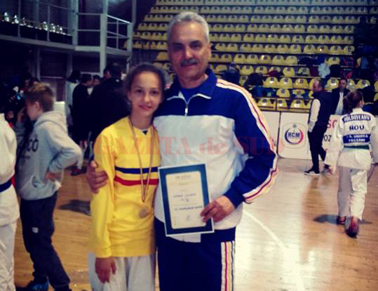 Campioana naţională Luciana Catană, alături de antrenorul Alexandru Pop de la clubul Independenţa Calafat