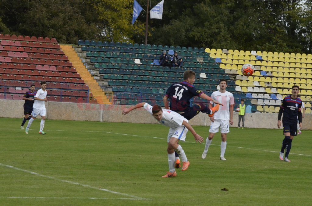 În meciul tur, disputat pe stadionul „Extensiv“, jucătorii din Filiași (în echipament închis) s-au impus cu scorul de 2-0 (Foto: Arhiva GdS)