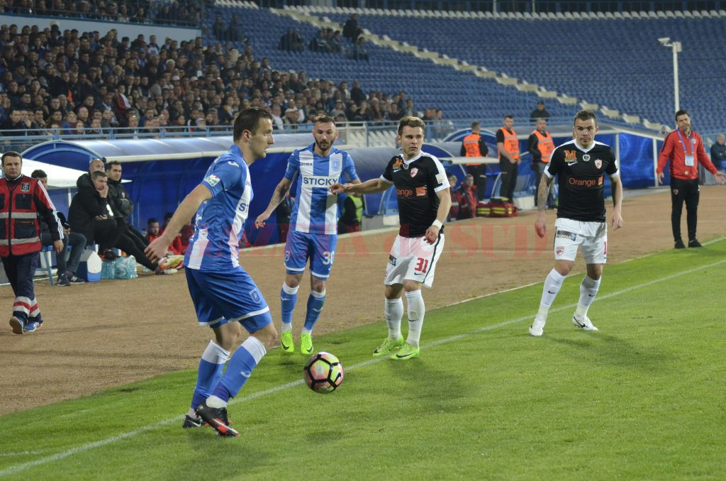 Filip Jazvic (la minge) nu a adus un plus pentru atacul Craiovei aşa cum au sperat conducătorii şi suporterii (Foto: Alexandru Vîrtosu)
