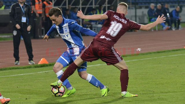 Gustavo (în albastru) a marcat, dar punctele au ajuns în contul clujenilor (Foto: csuc.ro)