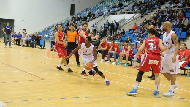 Taylor (la minge) şi colegii săi au învins din nou pe Dinamo şi sunt mai aproape ca oricând de accederea în play-off (foto: arhivă GdS)