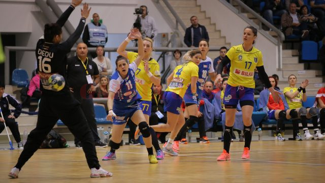 Ana Maria Apipie (în albastru) şi colegele sale au încheiat cu victorie meciurile de pe teren propriu din acest sezon al Ligii Naţionale (foto: Bogdan Grosu)