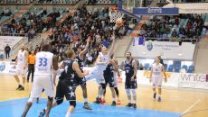 Florin Popa (în alb) şi colegii săi nu le-au dat nici o emoţie clujenilor, care câştigă seria cu scorul general de 3-0 (foto: Claudiu Tudor)