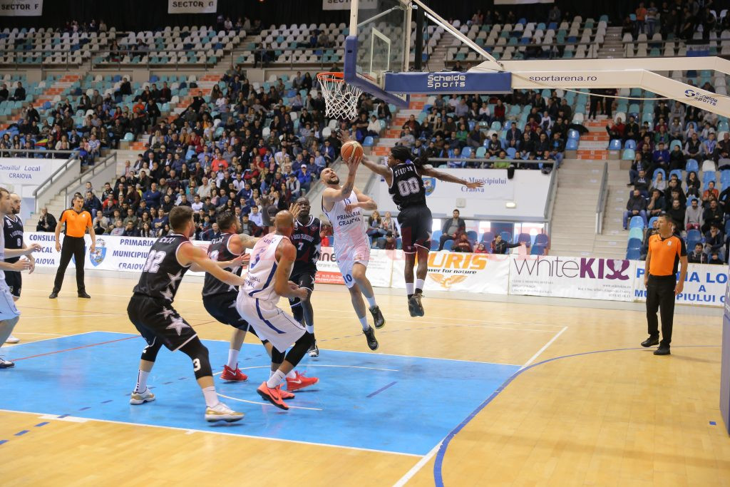Cătălin Burlacu (la minge) şi colegii săi au înregistrat trei înfrângeri categorice în faţa clujenilor, fiind eliminaţi din play-off (Foto: claudiu Tudor)