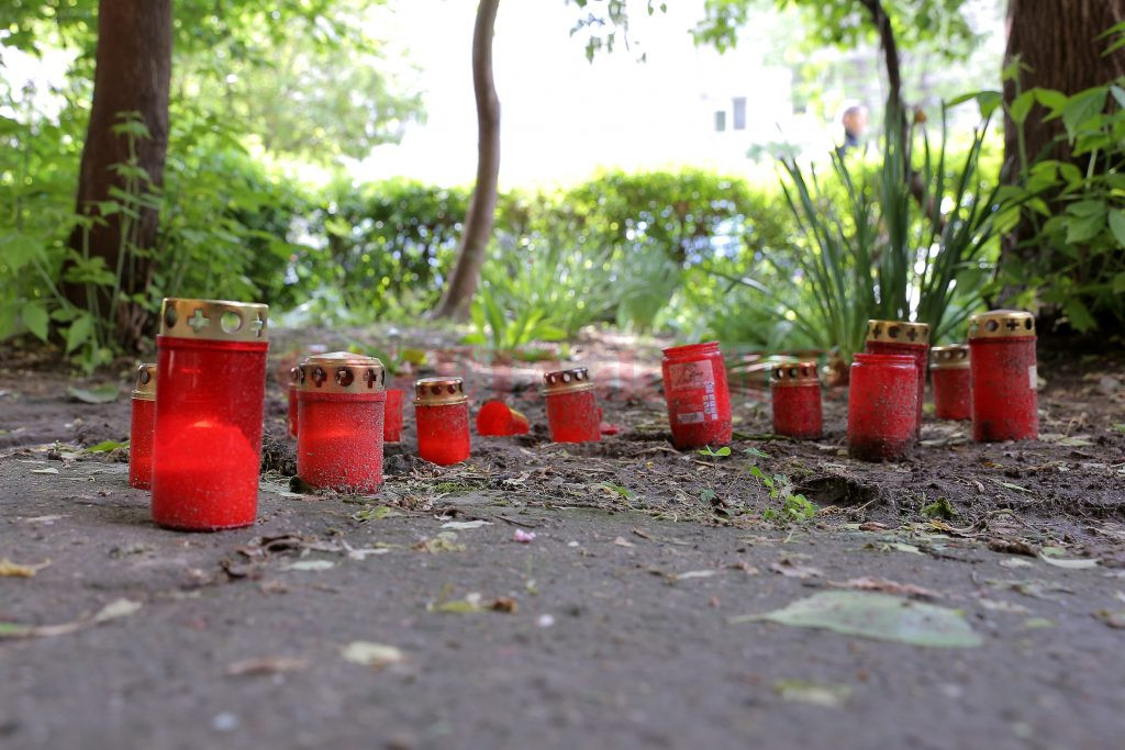 Câteva candele au fost aprinse de prietenii lui Ionuţ, în locul în care acesta a căzut (Foto: Bogdan Grosu) 