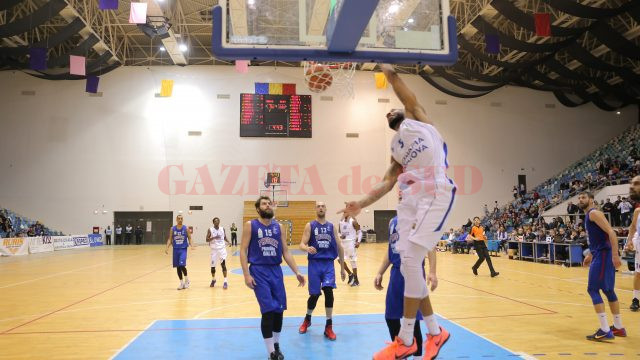 Travis Bureau (în alb) va juca din nou în play-off cu echipa sa, SCM-U Craiova (foto: Claudiu Tudor)