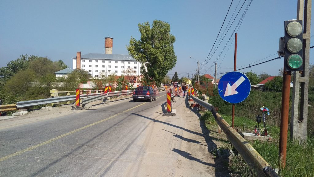 Traficul pe podul de la Malu Mare se desfășoară și în prezent cu restricții