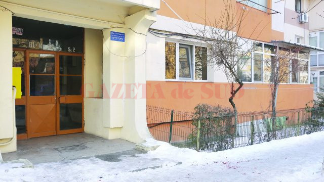 Anchetatorii au stabilit că tânărul de 19 ani a fost înjunghiat în fața blocului C 31 și a decedat într-o parcare din apropiere (Foto: arhiva GdS)
