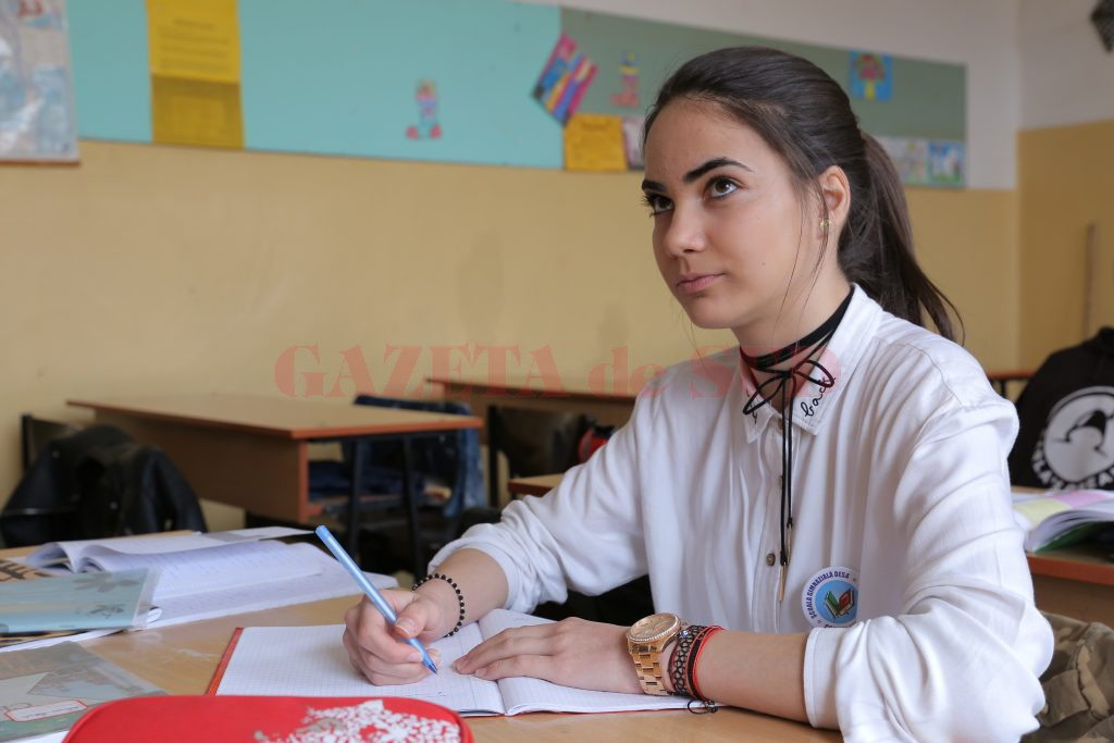 Petruța Catrinoiu, eleva de la Desa care a obținut una din cele două medii de  zece din Dolj,  la simularea evaluării naționale (Foto: Lucian Anghel)