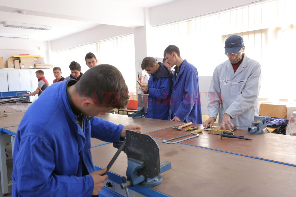 Sute de absolvenţi de opt clase din zonă aleg să înveţe meserie la Pleniţa (Foto: Lucian Anghel)