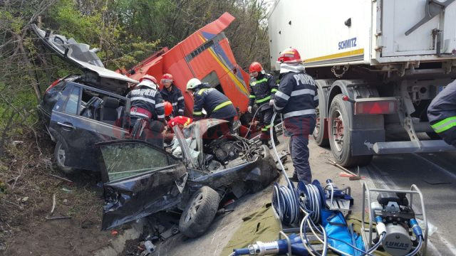 Autoturismul care circula în spatele Seat-ului, un Ford în care se afla familia Ion, a fost lovit frontal de tirul care a intrat pe contrasens după explozia unei anvelope