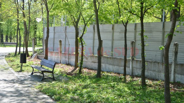 Gardul care împrejmuiește parcul acvatic va rămâne la fel și după finalizarea lucrărilor și darea în folosință a complexului (Foto: GdS)