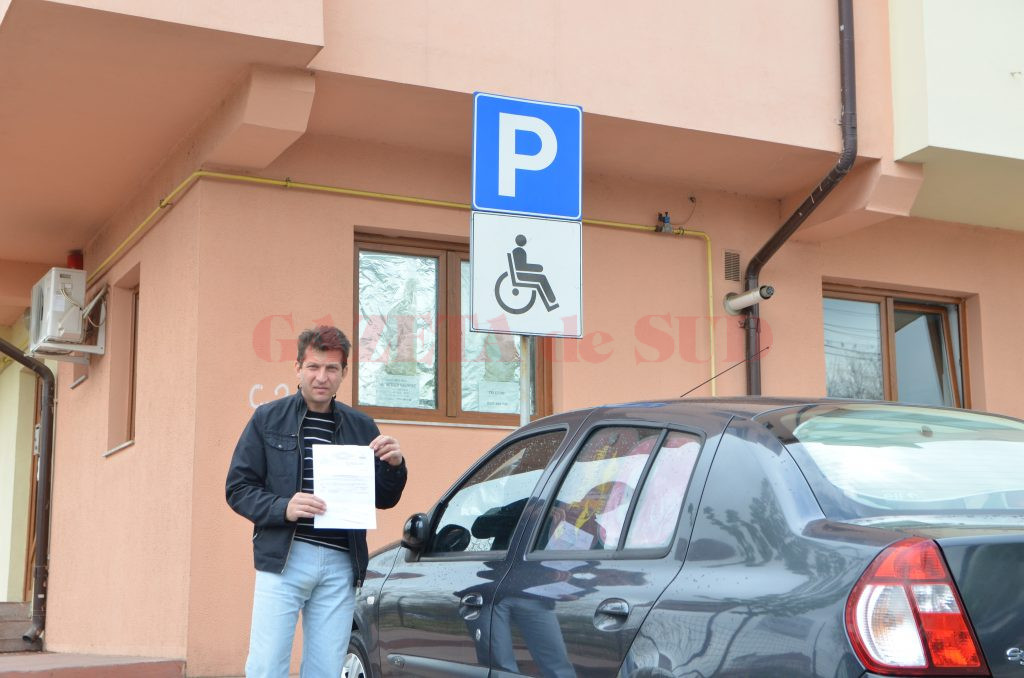 George Belu, arătând decizia de impunere emisă de DIT Craiova pentru taxa de parcare auto (Foto: Claudiu Tudor)