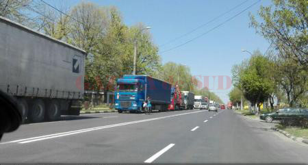 Coada de tiruri care aștepta la trecerea frontierei prin PTF Giurgiu-Ruse se întindea, ieri după-amiază, pe aproximativ zece kilometri (Foto: agerpres.ro)