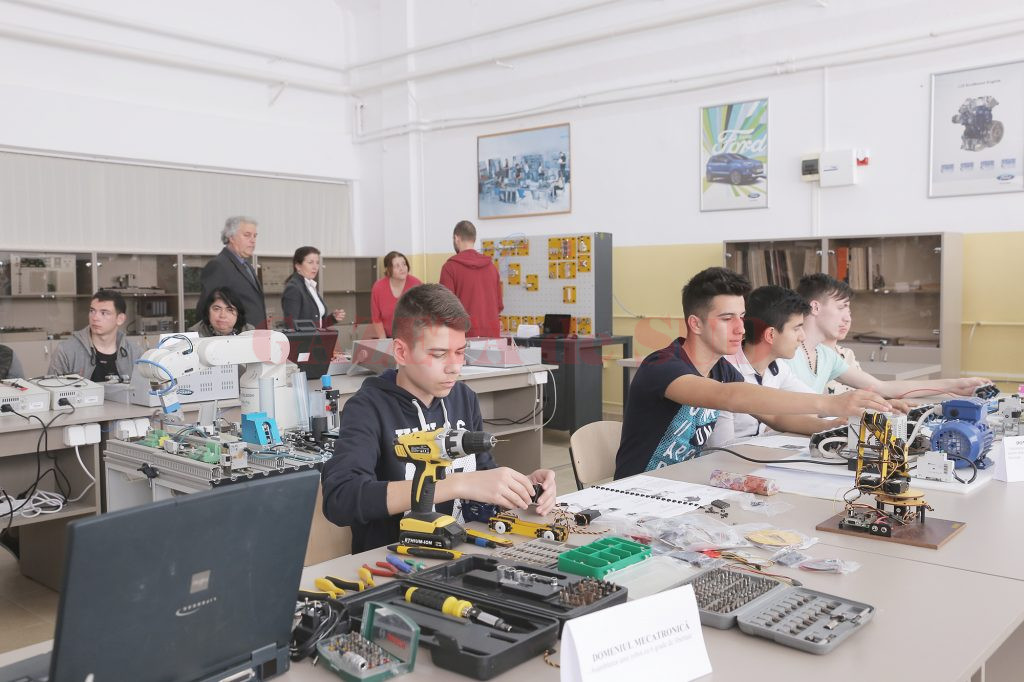 Laboratorul de mecatronică realizat de Fundația Gazeta de Sud și Ford România, la Colegiul „Ștefan Odobleja“ din Craiova (Foto: Lucian Anghel)