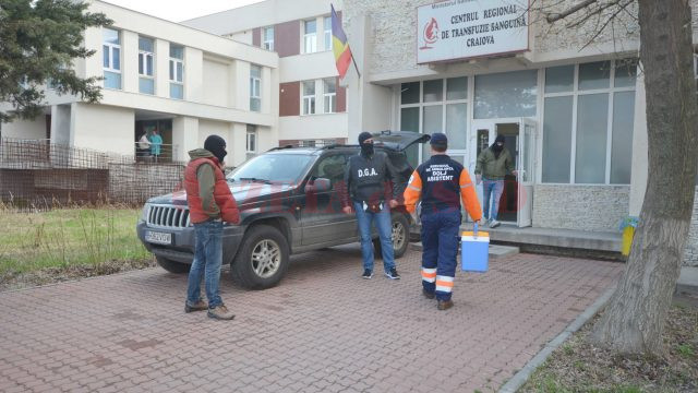 Ofițerii Serviciului Județean Anticorupție Dolj au organizat, pe 15 martie, o acțiune de prindere în flagrant în sediul Centrului de Transfuzie Sanguină Craiova (Foto: arhiva GdS)