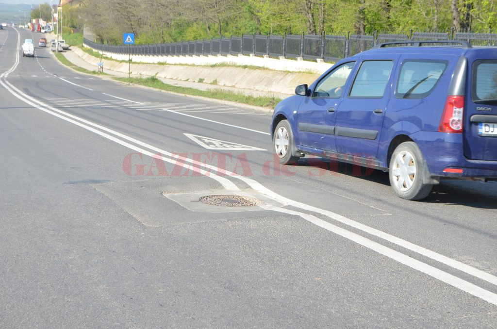 Pe strada Potelu, în urma turnării covorului asfaltic, unele dintre capacele de canal s-au lăsat, altele au rămas mai ridicate decât strada (Foto: Claudiu Tudor)