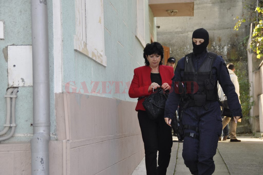 Pe 15 octombrie 2014, Carmen Sîrboiu, prim-procurorul Parchetului de pe lângă Judecătoria Orşova, a fost ridicată de oamenii legii și dusă la audieri (Foto: Arhiva GdS)