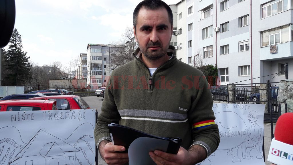 Aurel Dascălu a făcut grevă în fața Inspectoratului Școlar Județean Olt